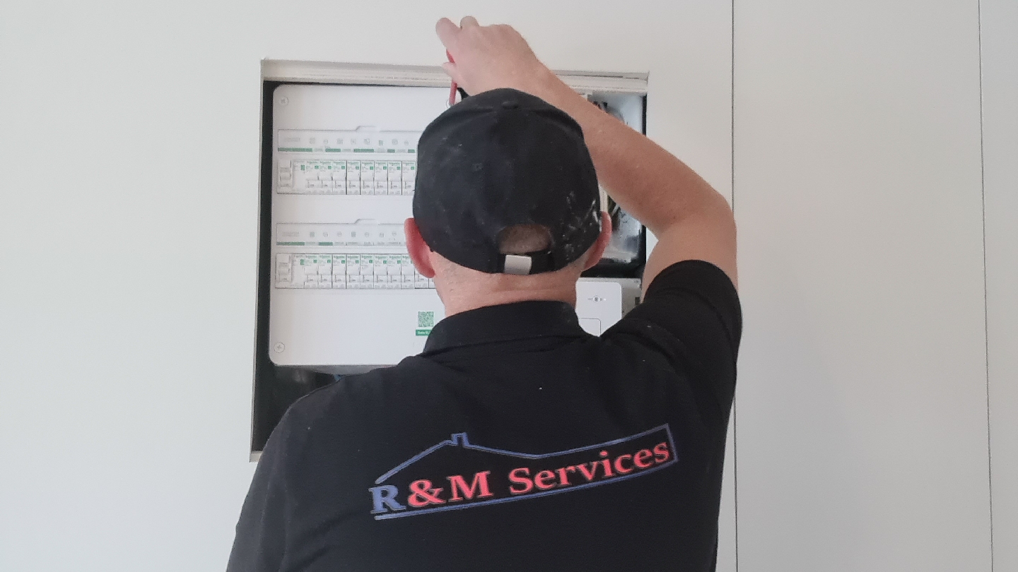 Logo de "R&M Services" Électricité et plomberie