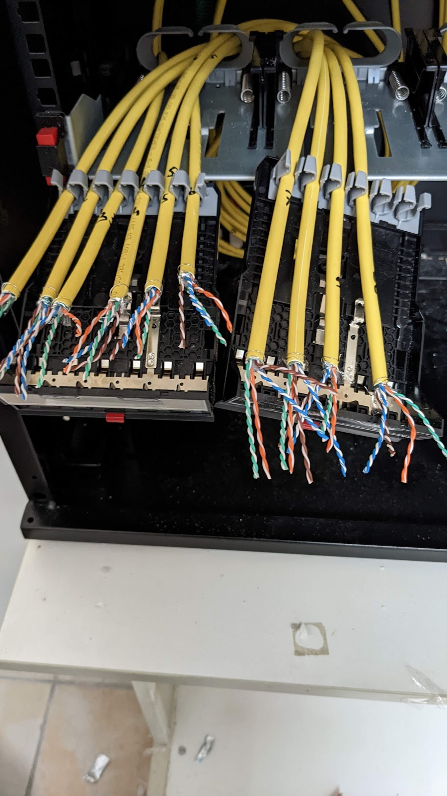 MA. Electrons Électricité